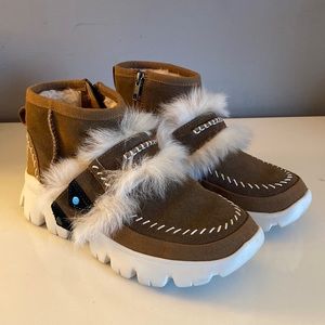 UGG Brown Ankle Boots with White Fur Trim Sz 6